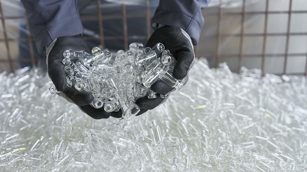 Damit die ungenutzten Fläschchen wieder eingeschmolzen werden konnten, durften sie sich nicht mit anderen Glassorten oder Verpackungsmaterial vermischen.