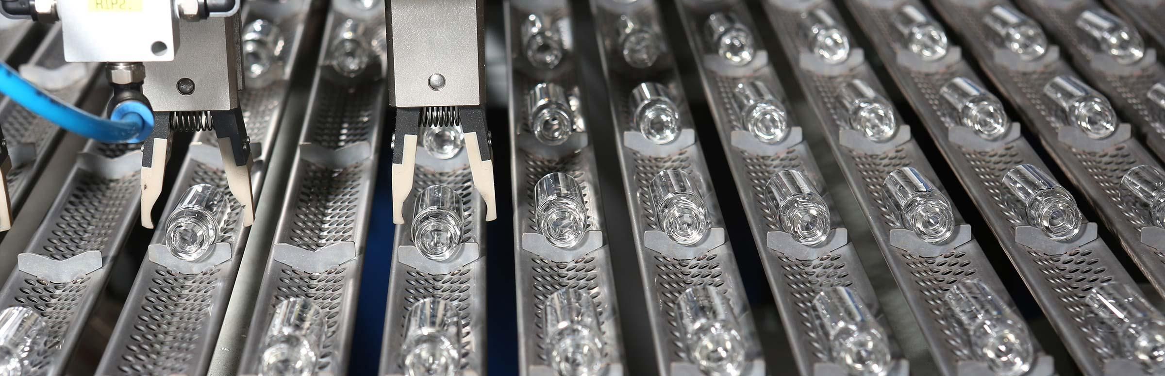 Glasfläschchen und -spritzen für Medikamente müssen hohe Anforderungen erfüllen. Sie müssen den Inhalt sicher schützen und müssen chemisch inert sein, das heißt, es darf zu keinen Reaktionen zwischen dem Glas und dem Arzneimittel kommen.