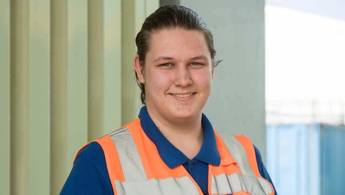 Luca Bäuscher ist einer unserer Auszubildenden im Bereich Fachkraft für Lagerlogistik.