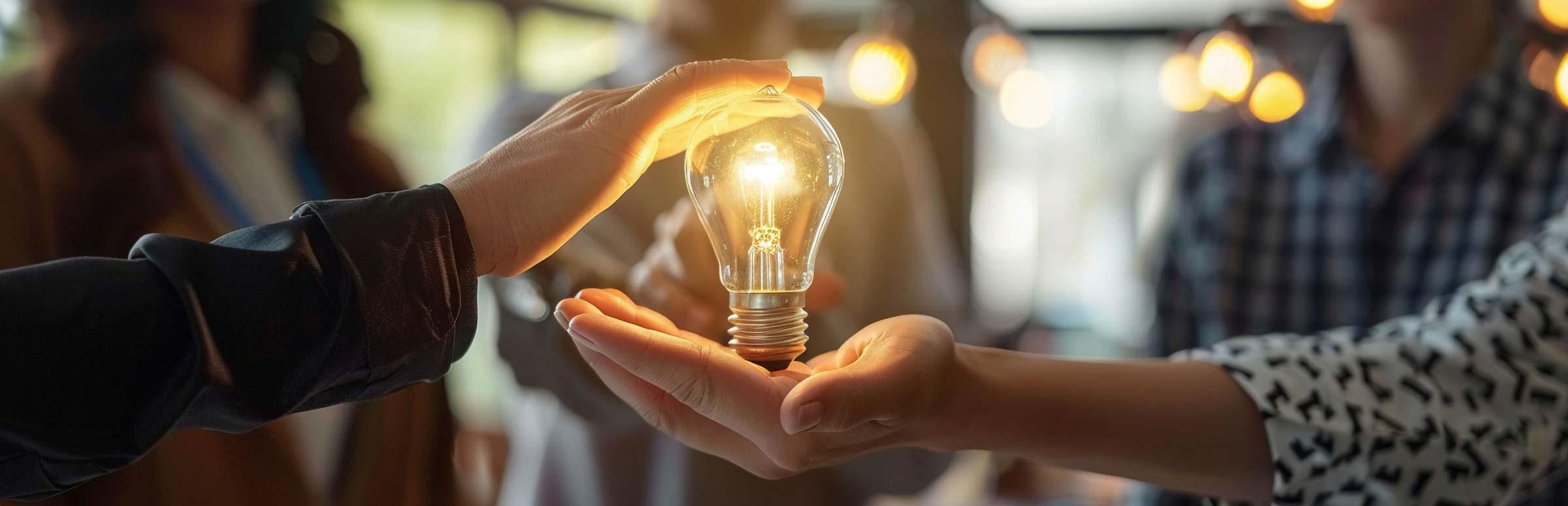 Eine von zwei Händen gehaltene leuchtende Glühbirne symbolisiert wie CRSwNP verstanden werden kann