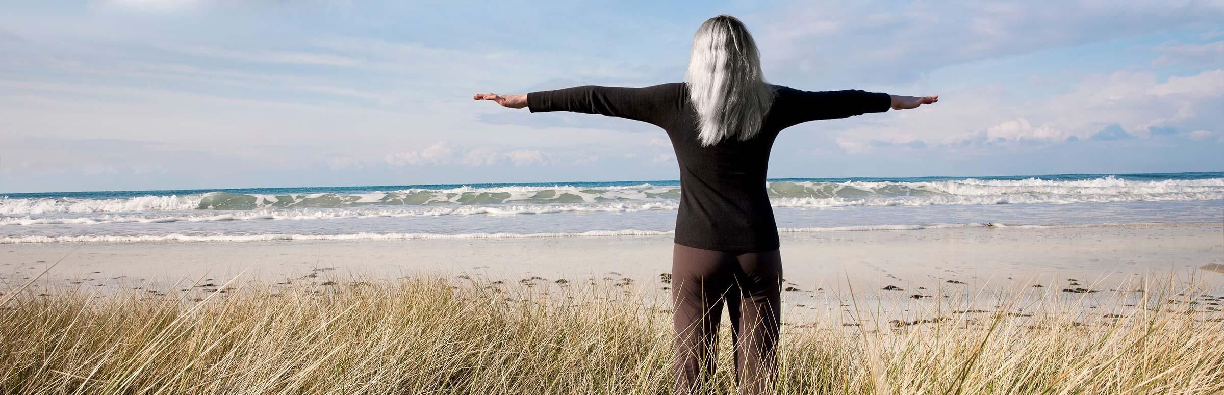 Eine Frau steht am Strand