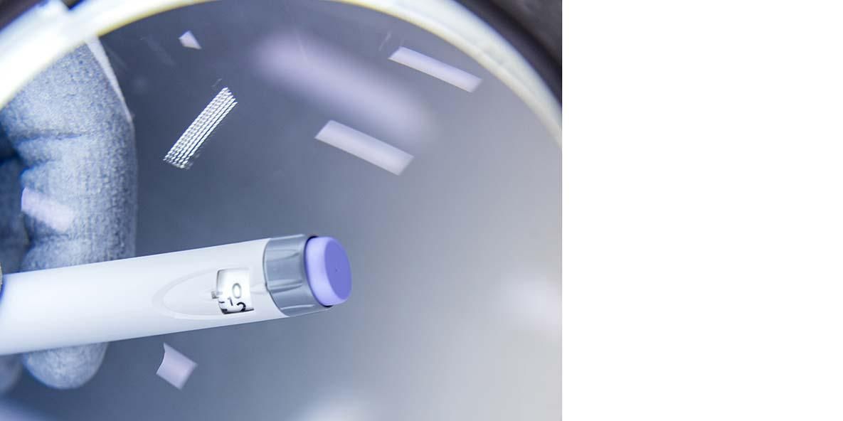 Ein Fertigpen für Insulin besteht aus unterschiedlichen Kunststoffteilen, einer Metallfeder und einer Glasampulle.