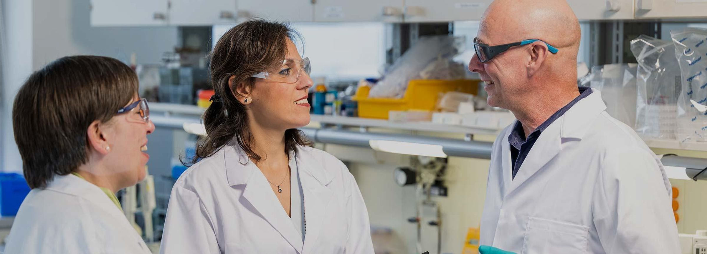 Eine Gruppe von Forschenden am Sanofi BioCampus in Frankfurt