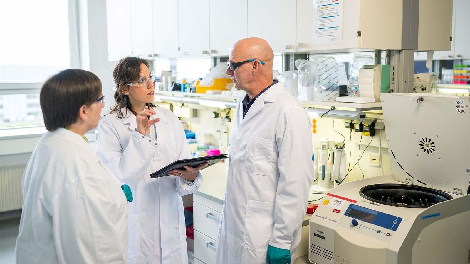 Eine Gruppe von Forschenden am Sanofi BioCampus in Frankfurt