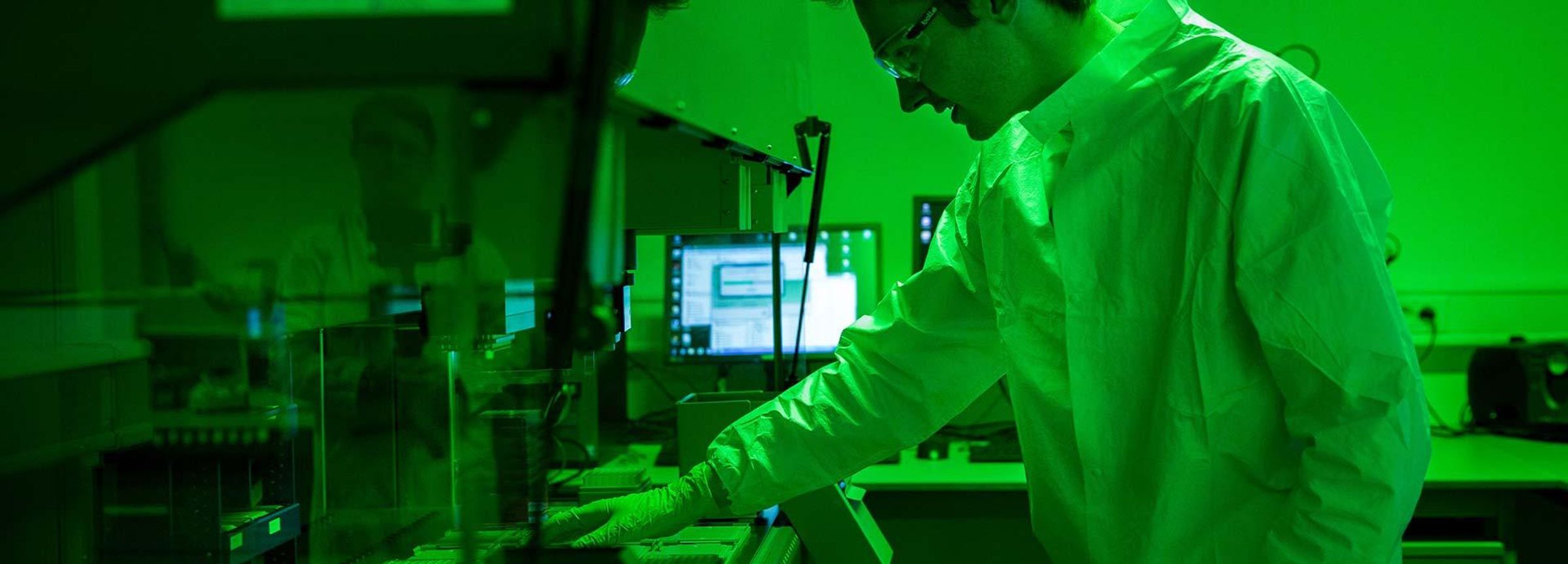 Mitarbeitender in einem Labor der Forschung & Entwicklung