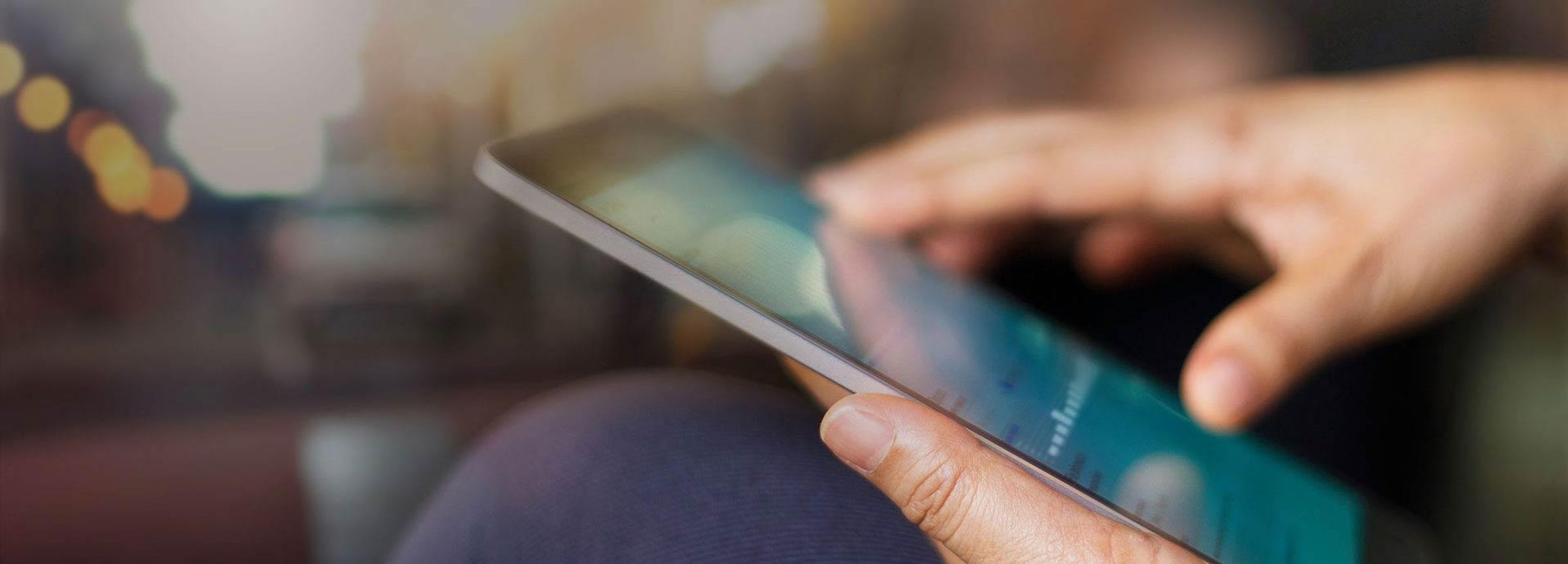 Ein Tablet wird in der Hand gehalten