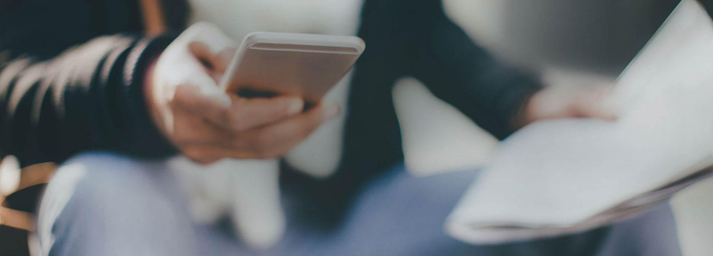 Eine Person schaut auf ihr Smartphone