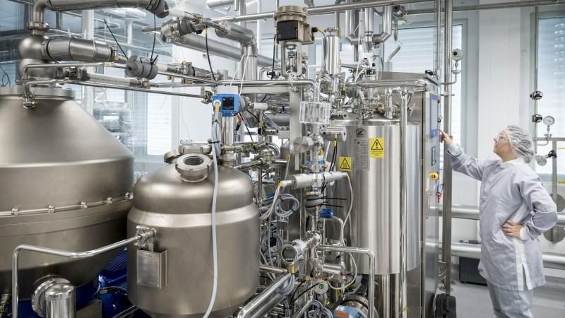 Die „Microbial Launch Plant“ ist eine Produktionseinheit am Sanofi BioCampus in Frankfurt, die biotechnologische Wirkstoffe herstellt. Produziert werden diese Wirkstoffe biotechnologisch durch bestimmte Hefen- und Bakterien-Stämme.