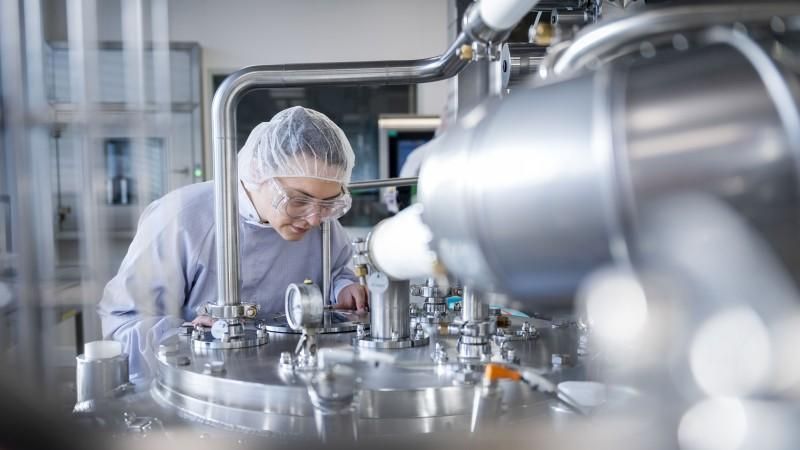 In der „Microbial Launch Plant“ werden Wirkstoffe in großem Maßstab für Klinik und Zulassung skaliert, die zuvor in der „Forschung & Entwicklung“ angelegt und im kleinen Maßstab für die Wirkstoffentwicklung sowie die Präklinik hergestellt wurden.