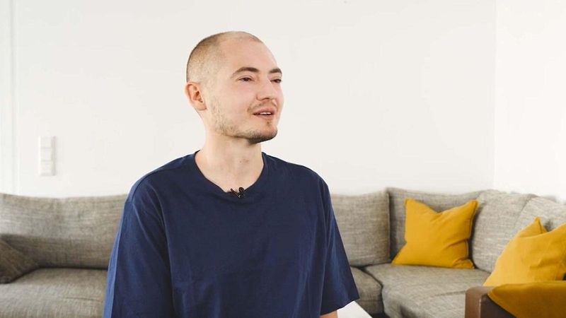 Tom ist nach einer Stammzelltransplantation mit fremden Blutstammzellen an einer cGvHD erkrankt.