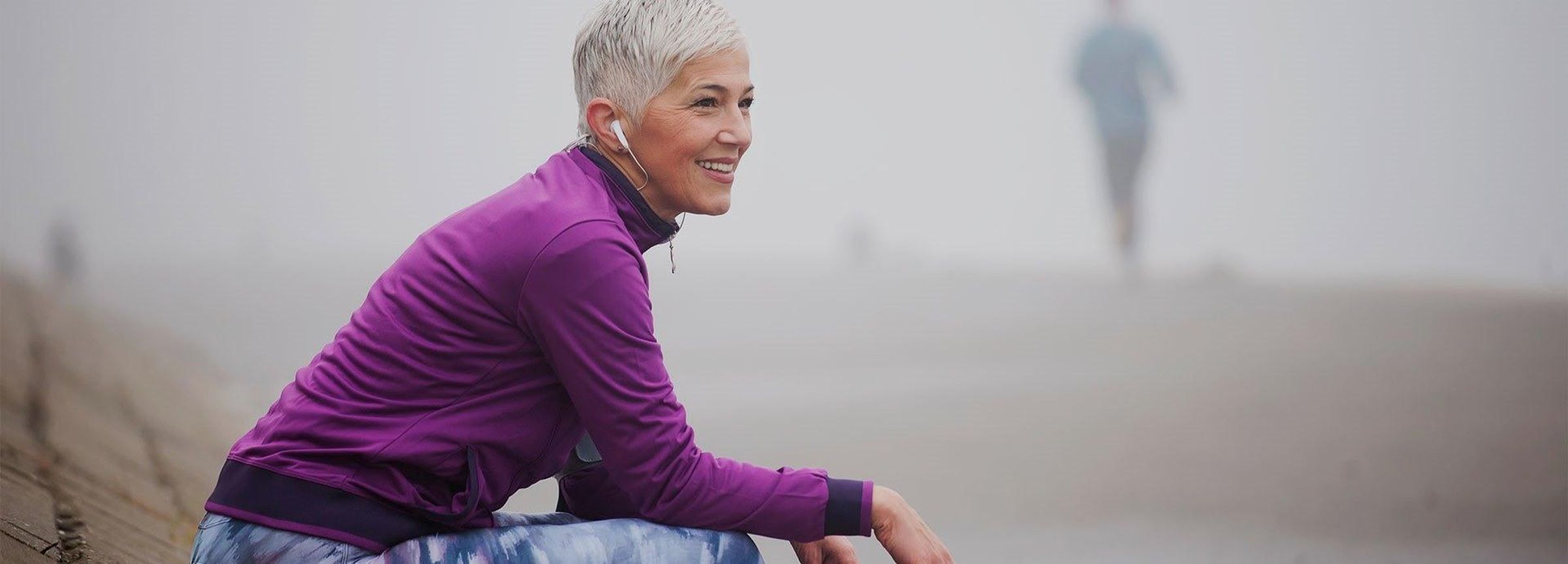 Frau beim Sport im Nebel