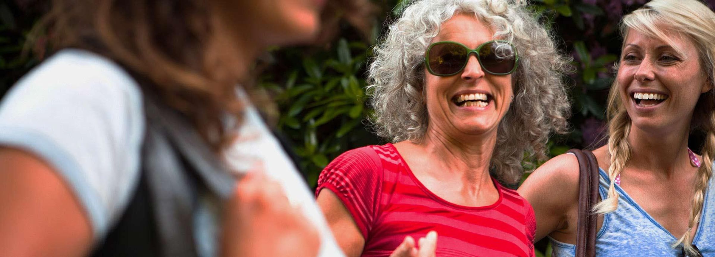 Drei lachende Frauen