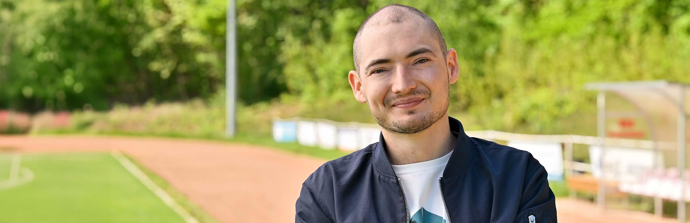 Tom ist nach einer Stammzelltransplantation mit fremden Blutstammzellen an einer cGvHD erkrankt.