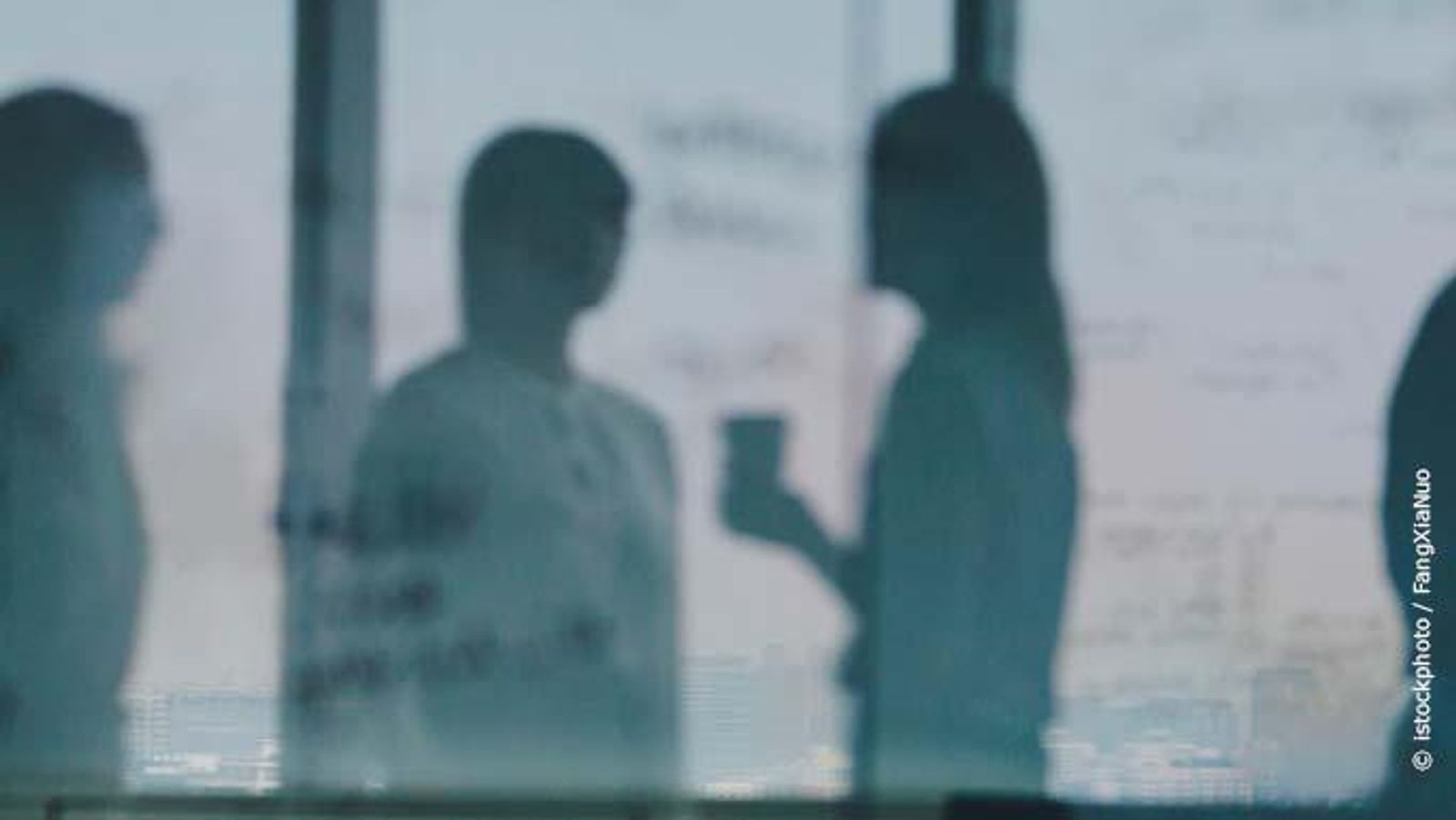 Mehrere verschwommene Personen in einem Meeting