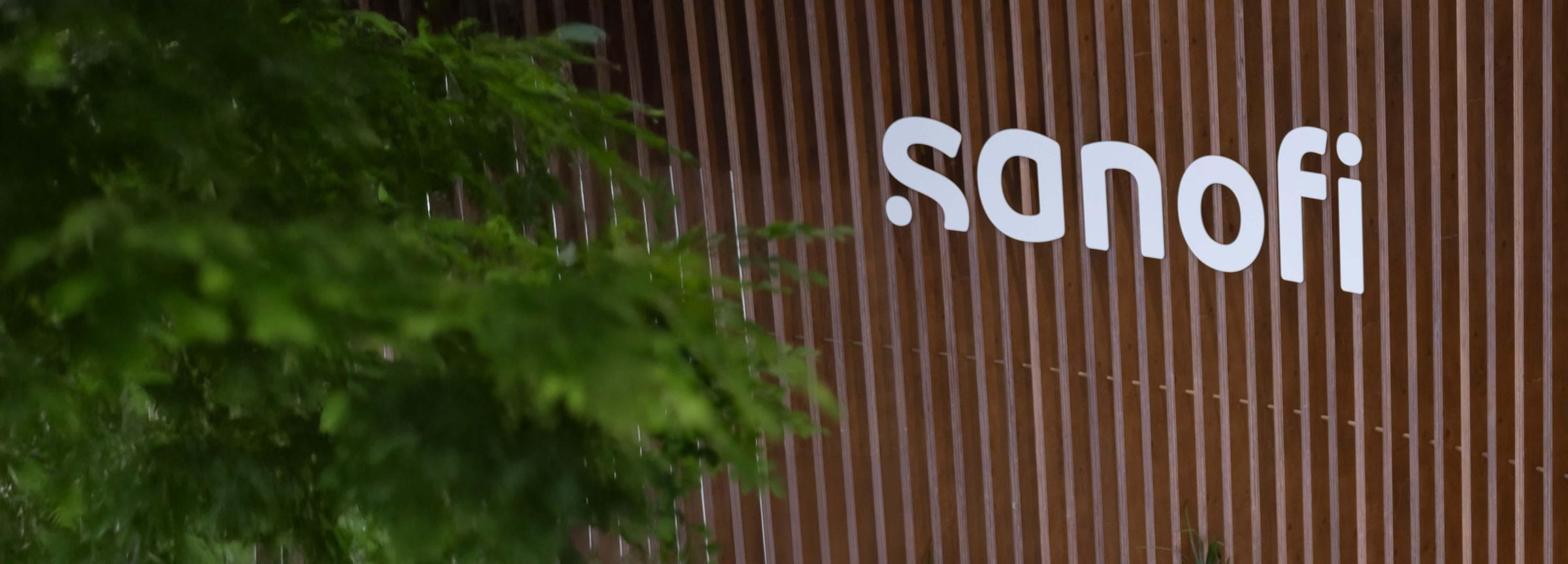Sanofi-Logo an einer Wand