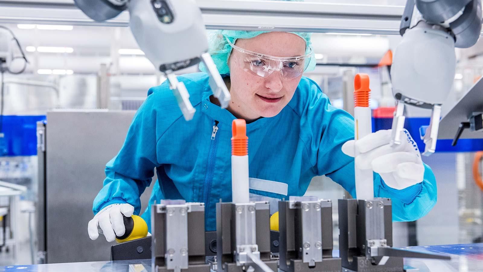 Mensch und Maschine: Hochtechnologie in der Pen-Fertigung von Sanofi in Frankfurt